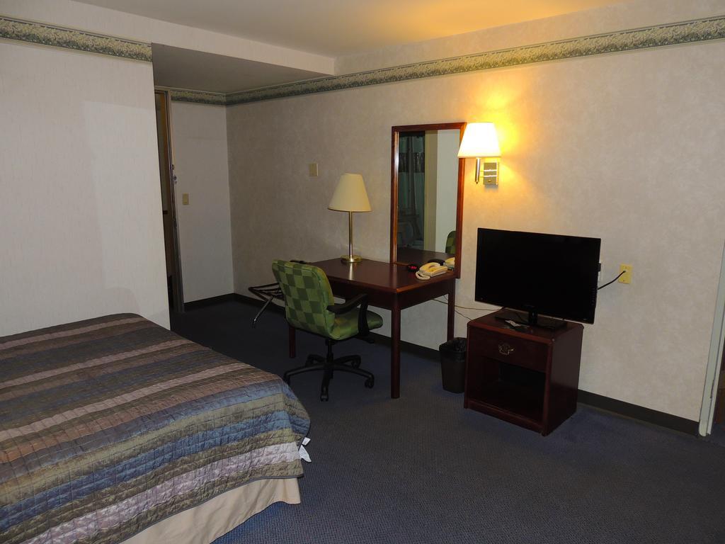 Budget Host Inn & Suites Fertility Szoba fotó