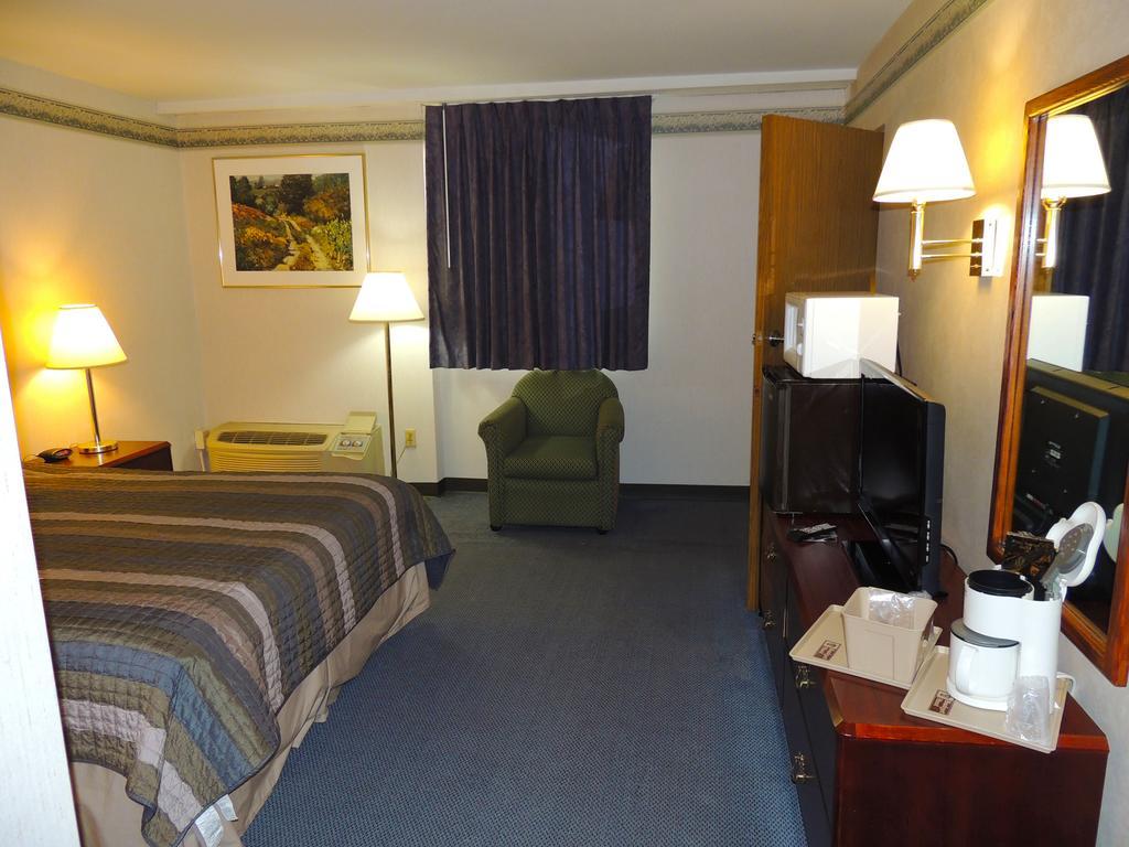 Budget Host Inn & Suites Fertility Szoba fotó
