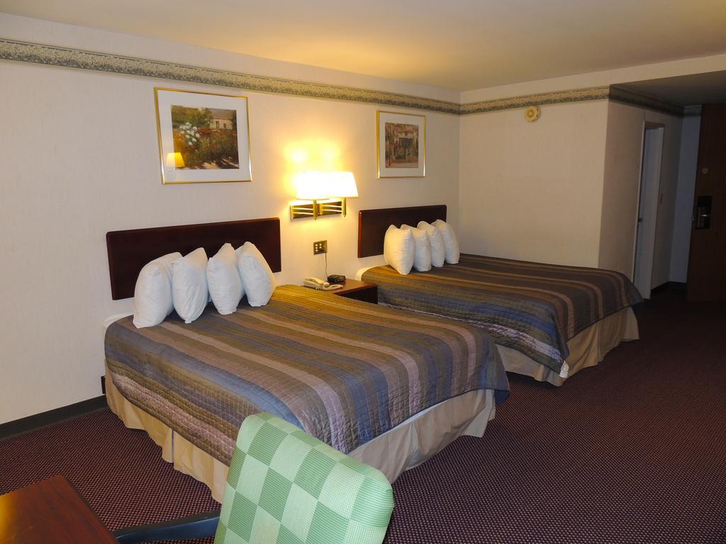 Budget Host Inn & Suites Fertility Szoba fotó