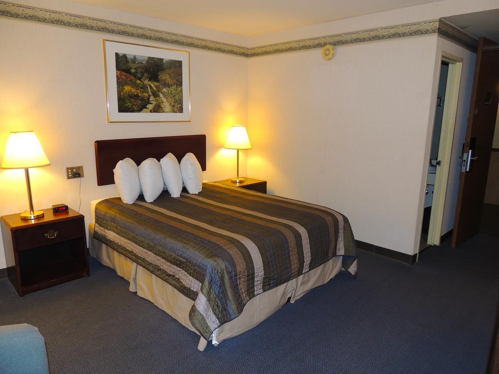Budget Host Inn & Suites Fertility Szoba fotó